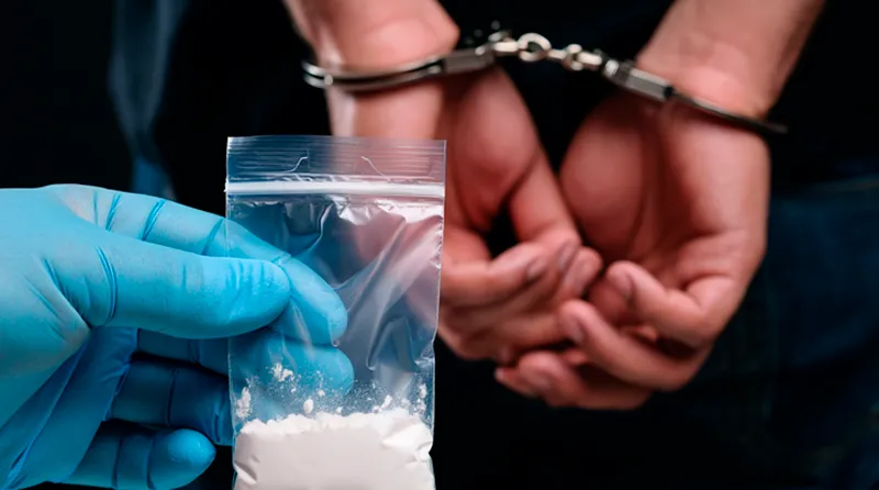 Мужчина в наручниках