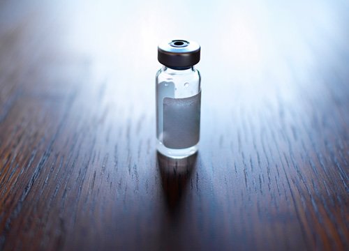 Ампула стоит на столе